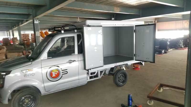Electric cargo truck with open box body
